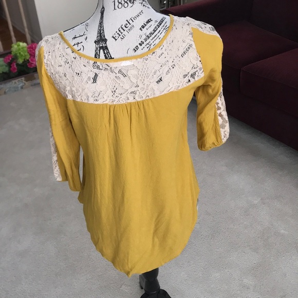 🛍️🛍️ 3 for $5. Beautiful top with lace detail - Picture 3 of 5